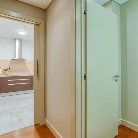 Sea View - 3 Pools - Parking - Gym - Supermarket - Prime Location شقة فونشال