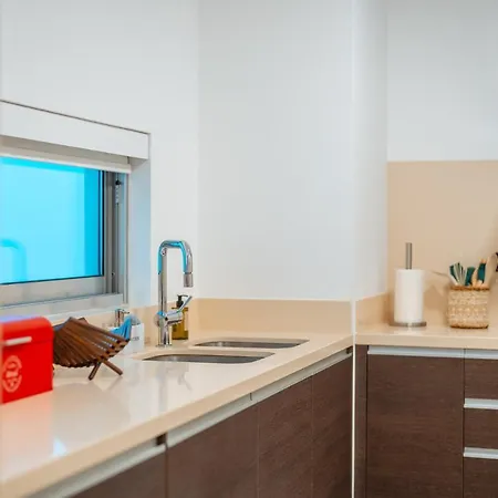 Sea View - 3 Pools - Parking - Gym - Supermarket - Prime Location