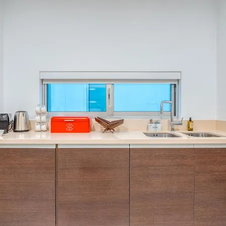 Sea View - 3 Pools - Parking - Gym - Supermarket - Prime Location *