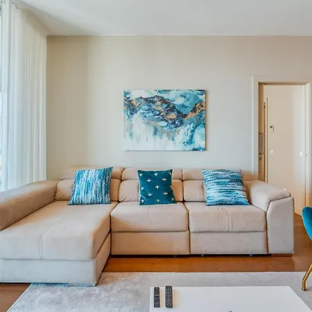 Sea View - 3 Pools - Parking - Gym - Supermarket - Prime Location *