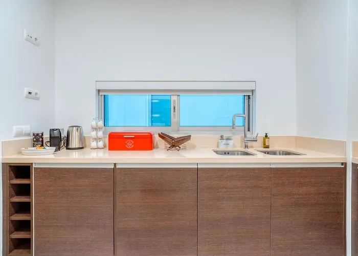 Sea View - 3 Pools - Parking - Gym - Supermarket - Prime Location *