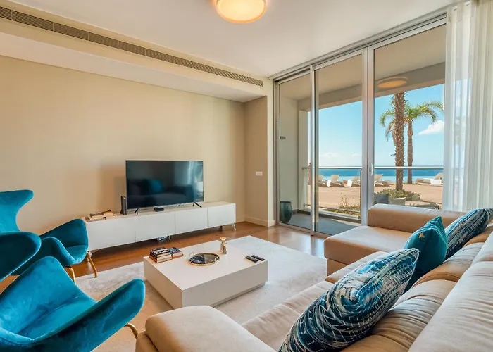 Sea View - 3 Pools - Parking - Gym - Supermarket - Prime Location Apartment