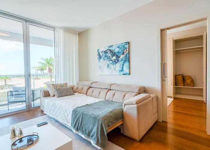 Sea View - 3 Pools - Parking - Gym - Supermarket - Prime Location